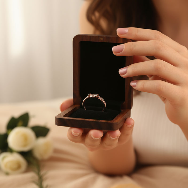 💍 Valnøtt Ringboks – Elegant med Magnetisk Rotasjonsdesign