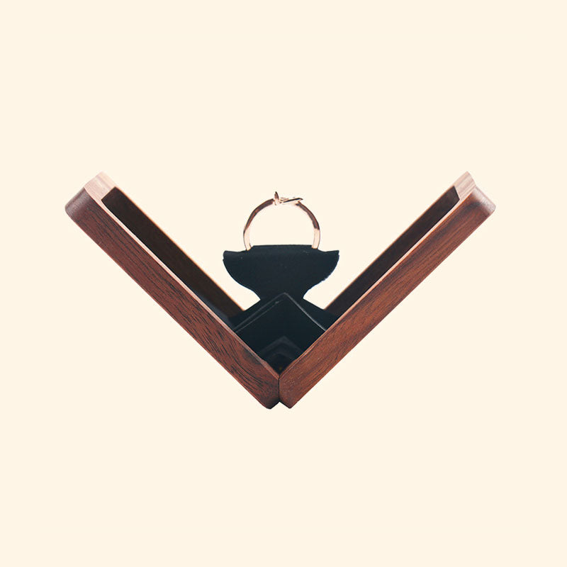 💍 Valnøtt Ringboks – Elegant med Magnetisk Rotasjonsdesign